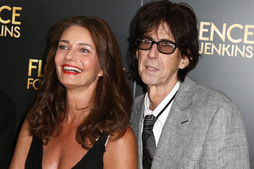 Paulina Porizkova y Ric Ocasek jóvenes y abrazados en una foto de archivo