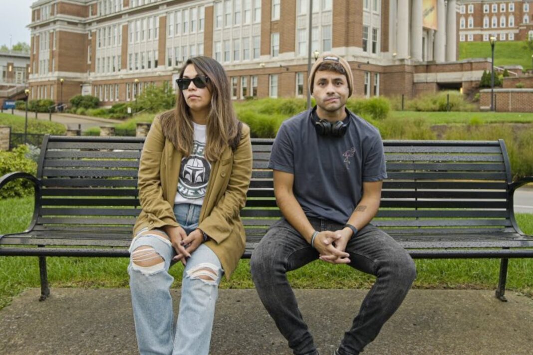 Pareja peruana frente a cámara comparando vida en Estados Unidos y España