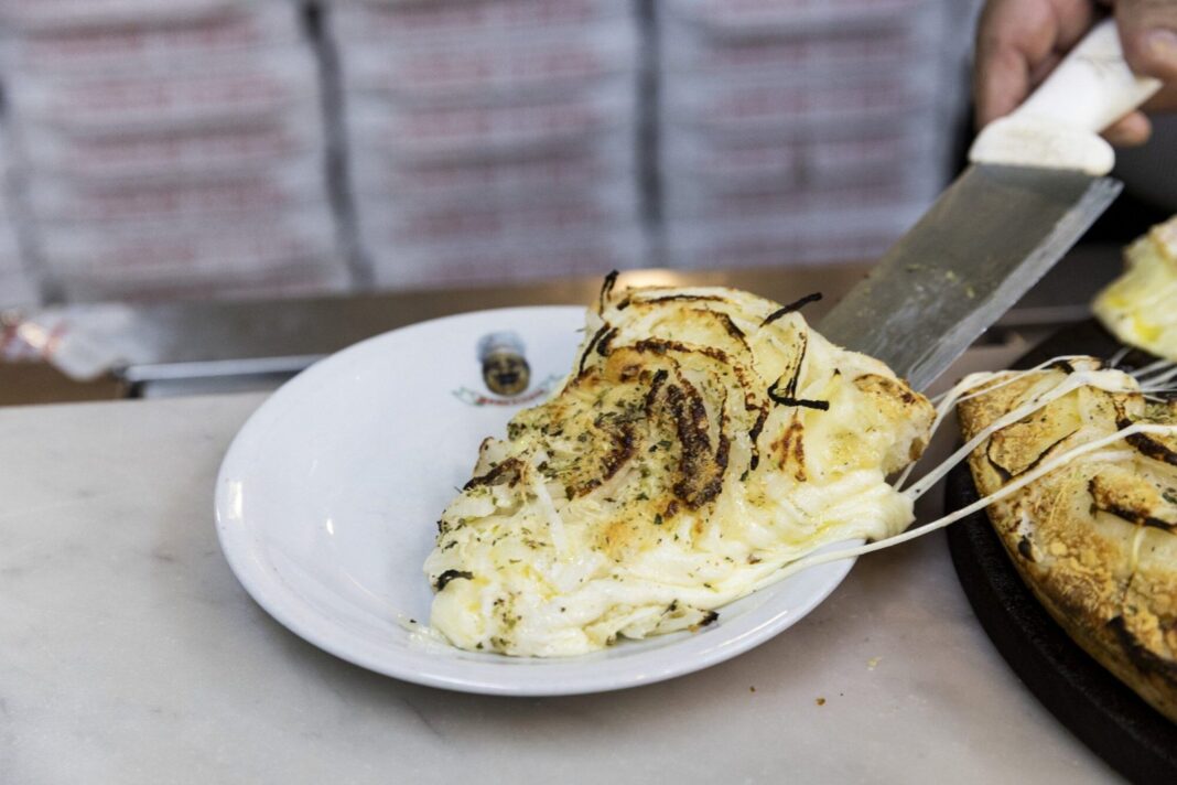 Pizzería emblemática de Buenos Aires con mostrador y cartel clásico