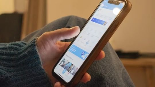 Cargador de celular conectado a un teléfono inteligente
