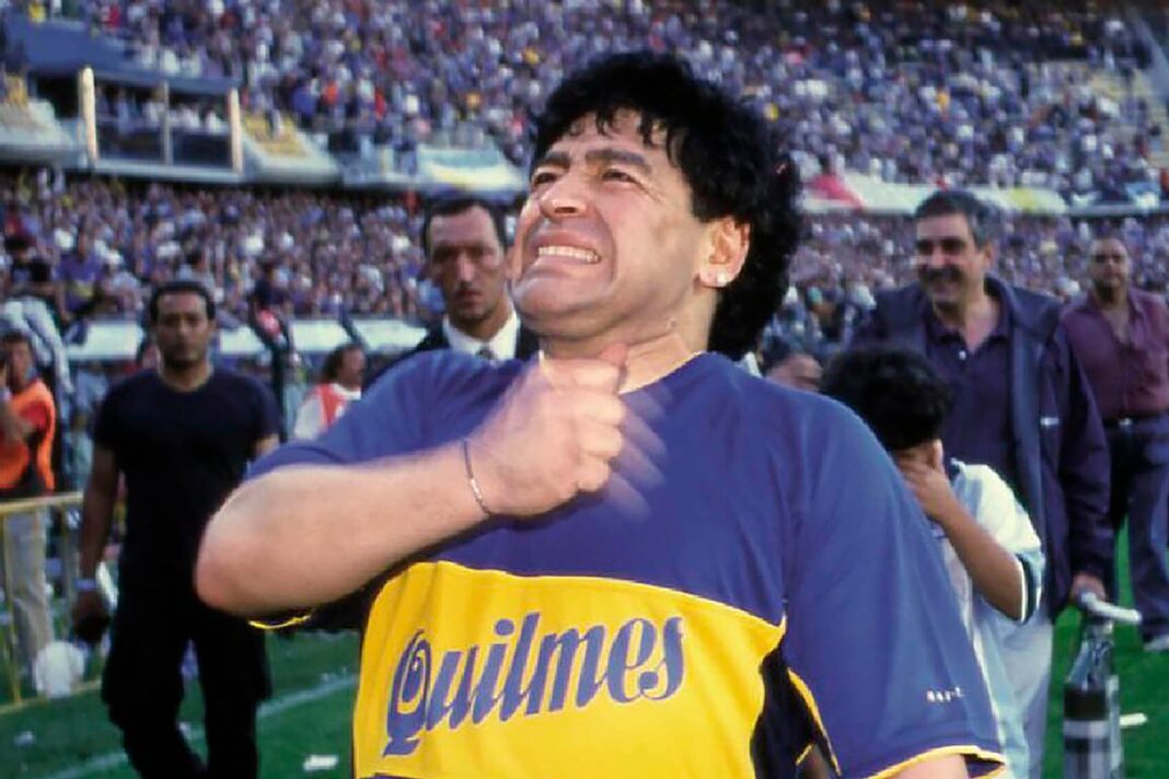 Portada del libro DIEGO de Editorial Octubre con una fotografía de Maradona