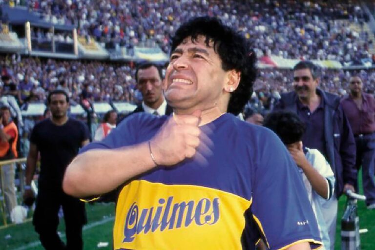 Portada del libro DIEGO de Editorial Octubre con una fotografía de Maradona