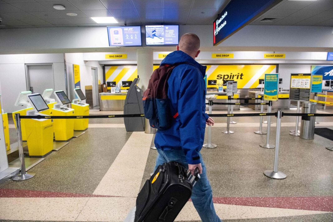 Avión amarillo de Spirit Airlines en pista de aeropuerto