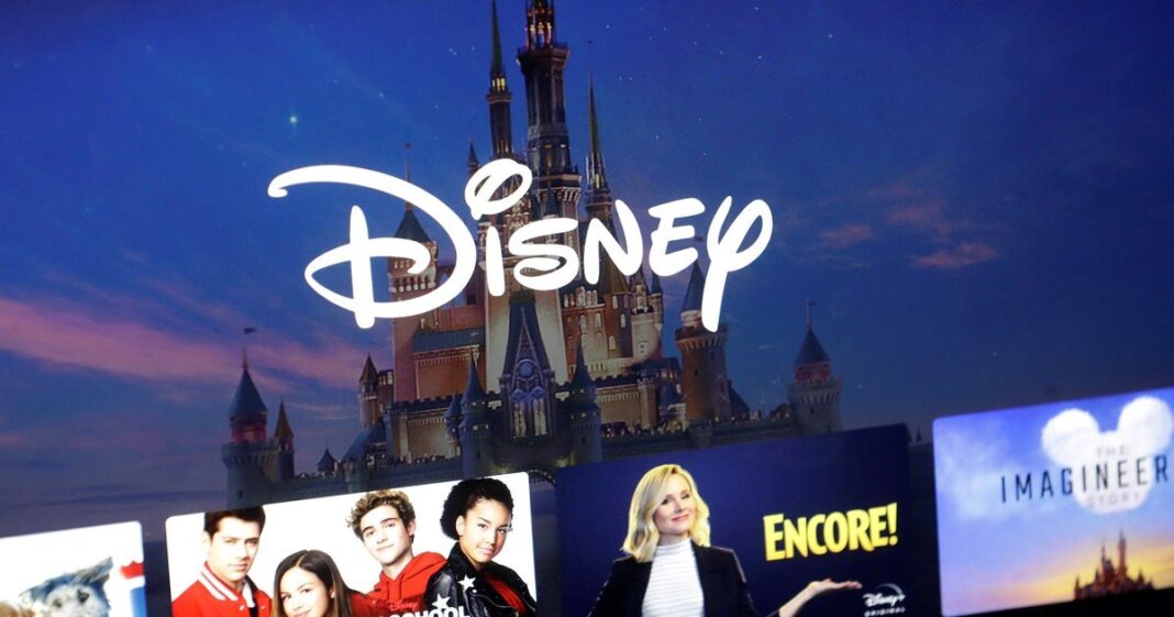 Logo de Disney+ sobre fondo oscuro