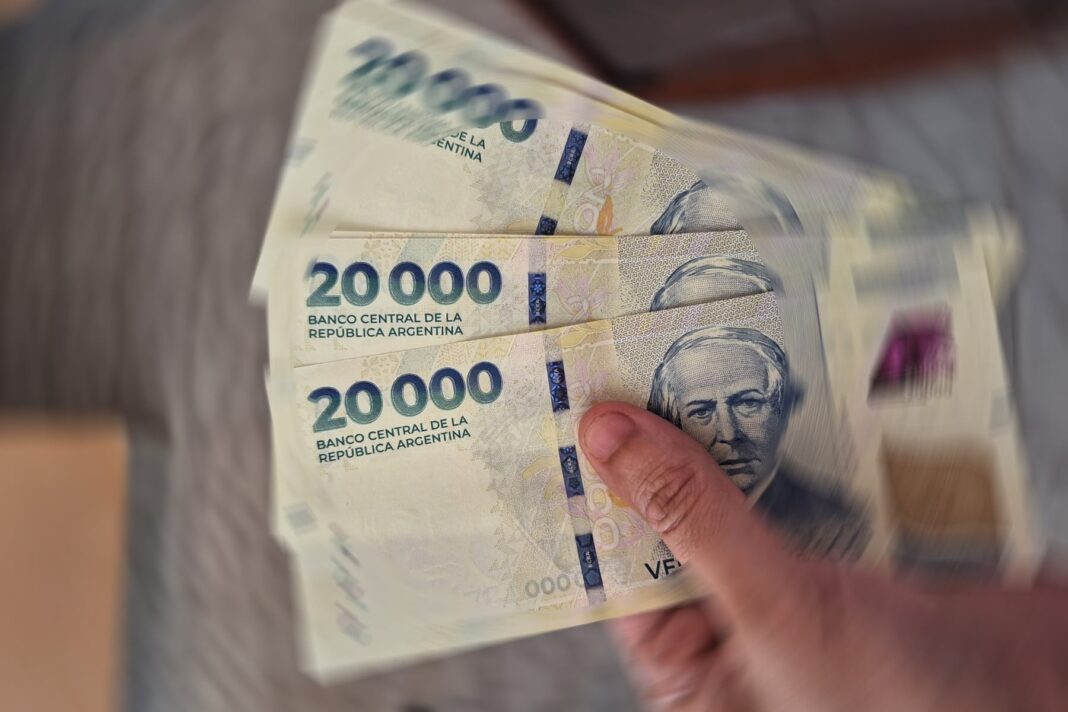 Gráfico de recaudación fiscal en descenso con el logo de ARCA