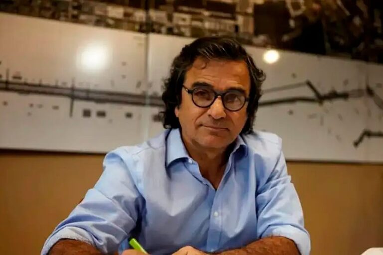 Carlos Frugoni en su despacho oficial