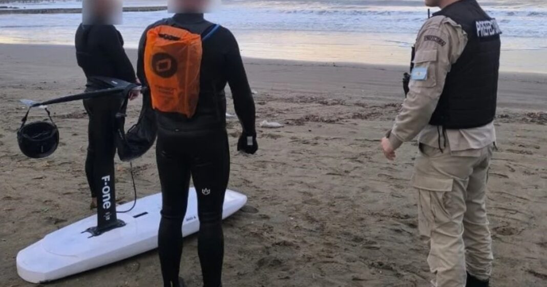 Embarcación de Prefectura Naval navegando en medio de un fuerte oleaje durante el rescate en Mar del Plata