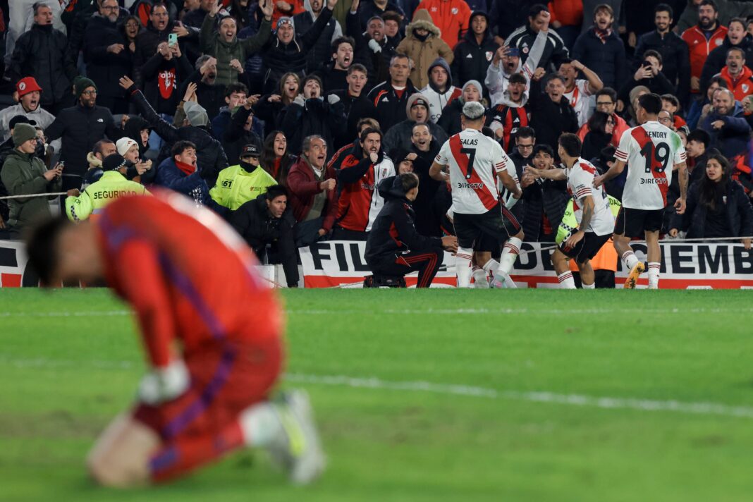 Jugadores de River Plate celebrando la clasificación a cuartos del Apertura tras vencer a San Lorenzo en el Monumental