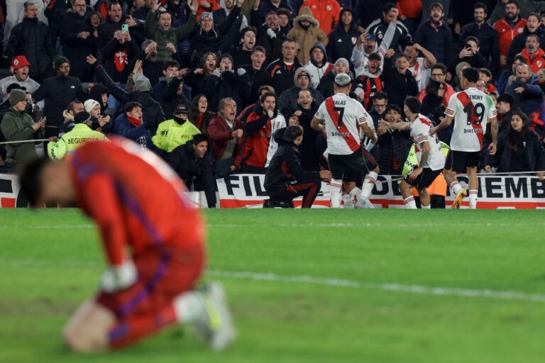 Jugadores de River Plate celebrando la clasificación a cuartos del Apertura tras vencer a San Lorenzo en el Monumental