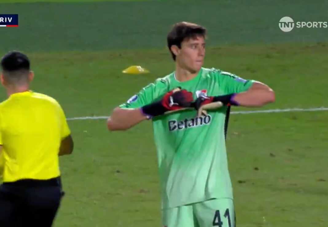 Matías Viña atajando un remate en el arco de River Plate ante Carabobo