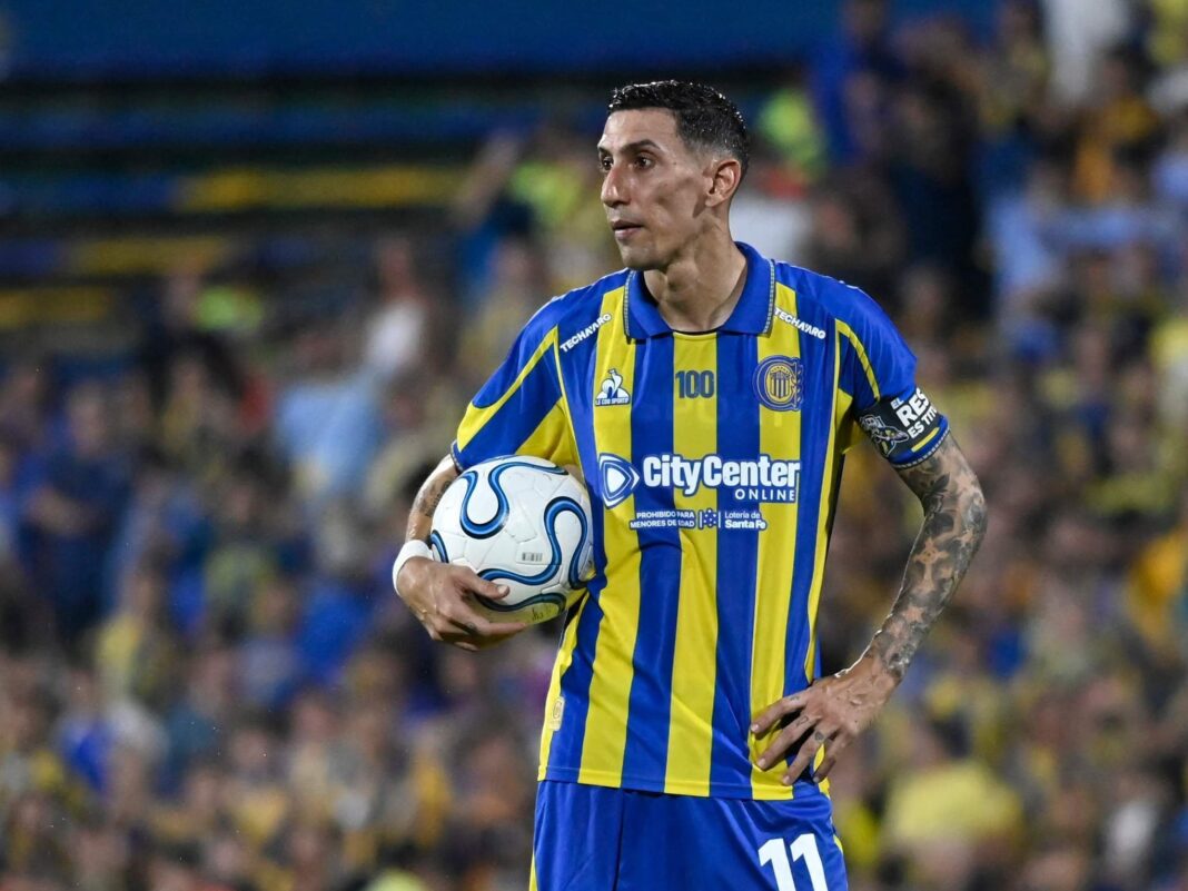 Estadio Gigante de Arroyito con los escudos de Rosario Central e Independiente