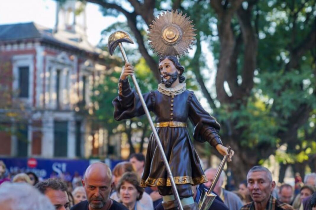 Imagen de San Isidro Labrador con elementos de campo y un arado