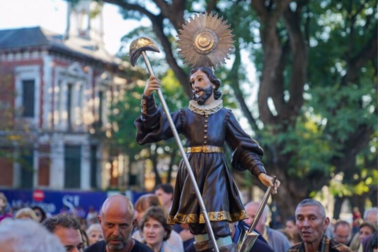 Imagen de San Isidro Labrador con elementos de campo y un arado