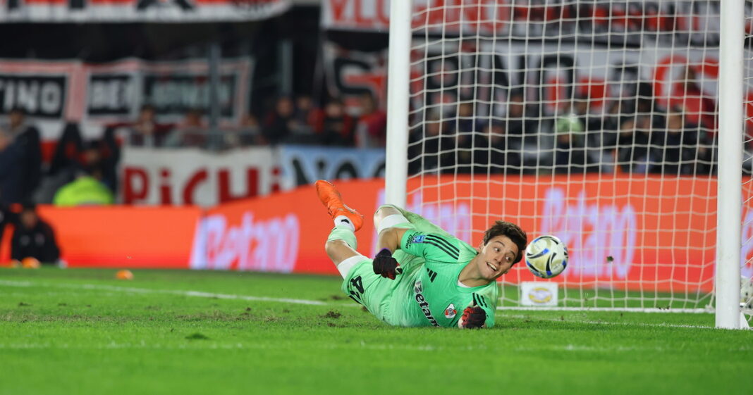 Santiago Beltrán celebrando la atajada de un penal en el Monumental