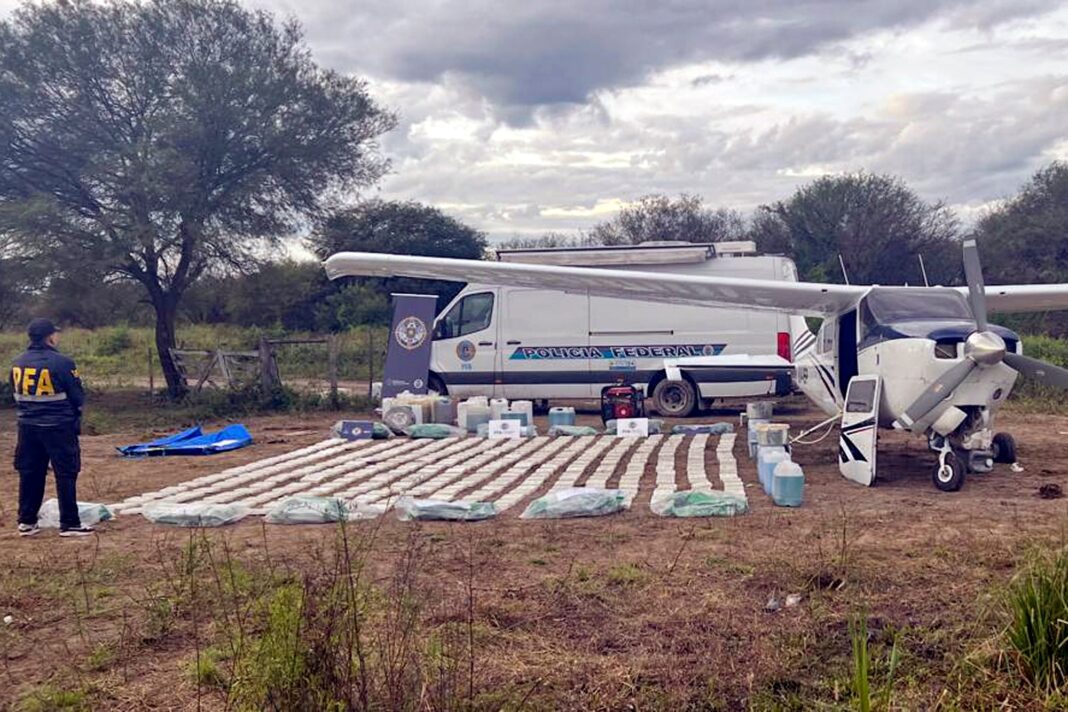 Avioneta Cessna 210 interceptada con 442 kilos de cocaína en un campo de Santa Fe