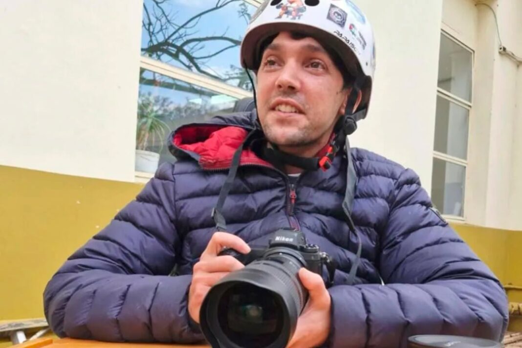 Fotografía de Pablo Grillo y cartel de muestra cancelada en el Senado