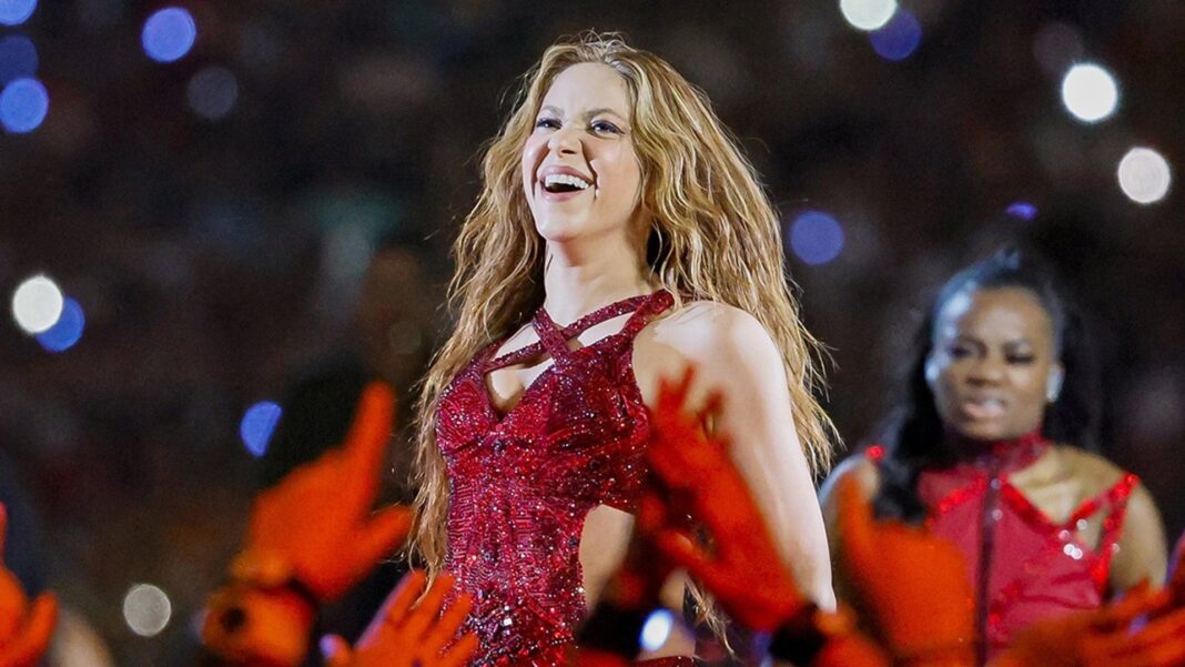 Shakira en un evento público sonriendo