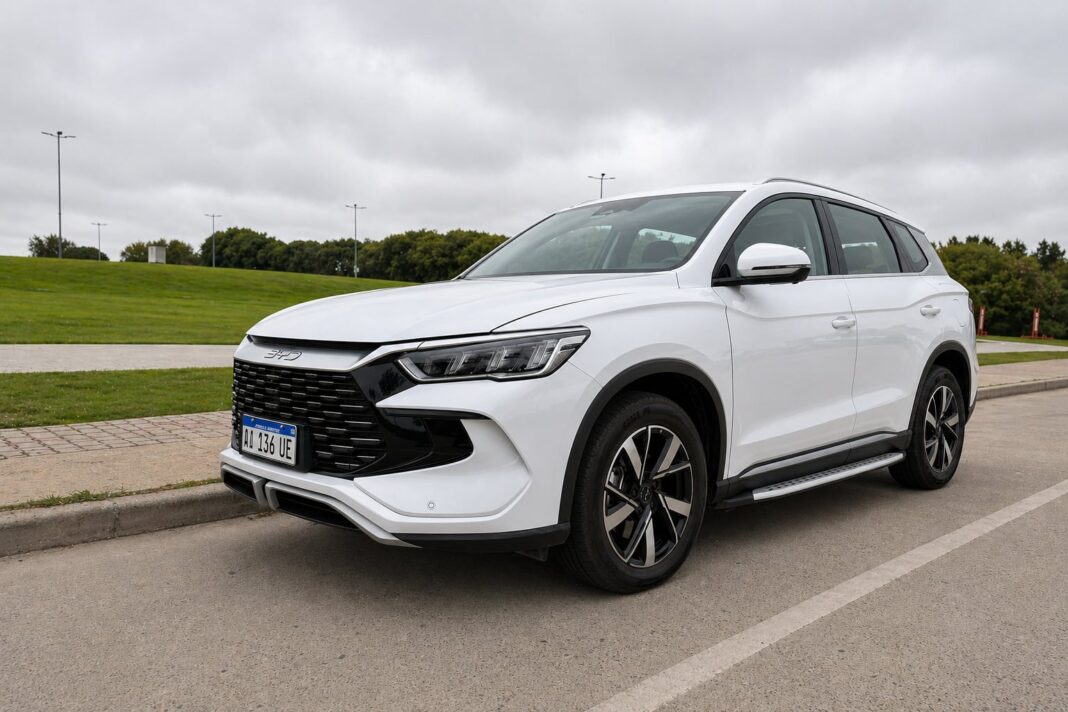 BYD Song Pro SUV híbrido enchufable color gris en vista frontal