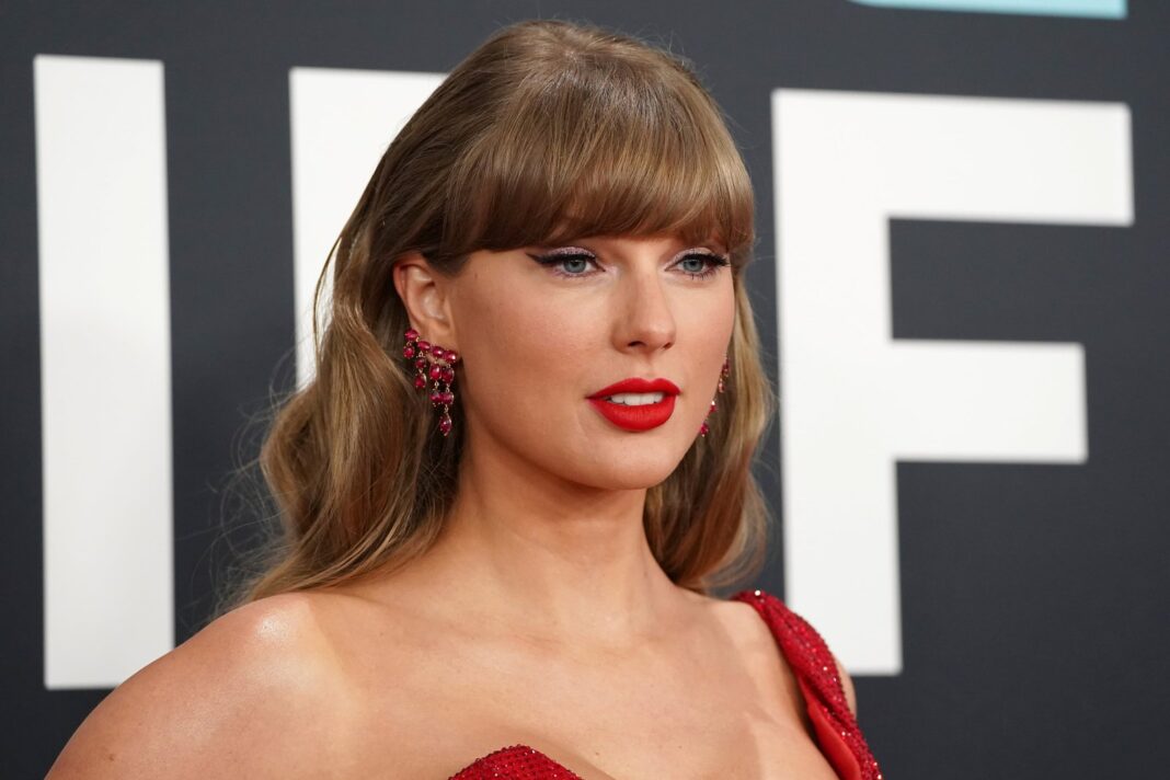 Taylor Swift con vestido amarillo en Nueva York junto a Travis Kelce