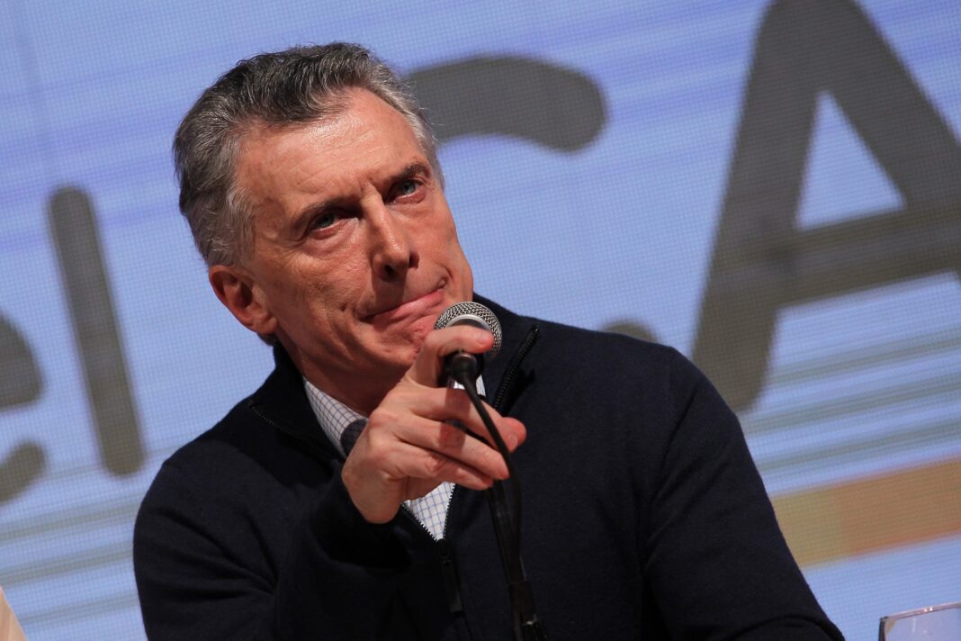 Mauricio Macri en un acto político con gesto serio