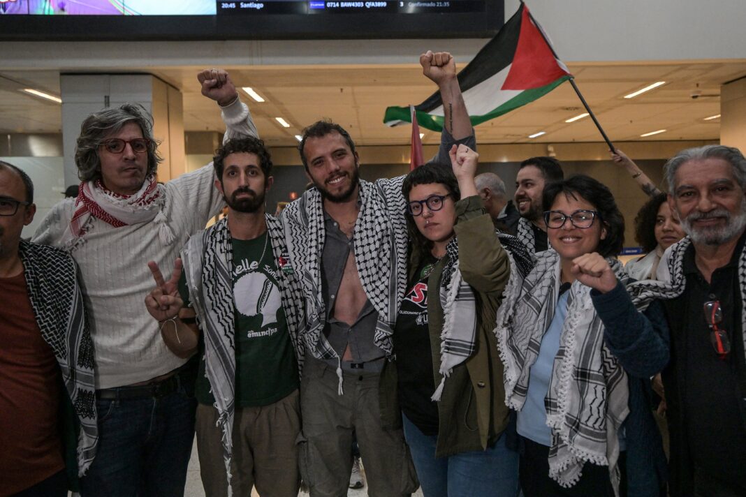 Thiago Ávila en el aeropuerto de San Pablo tras ser deportado de Israel