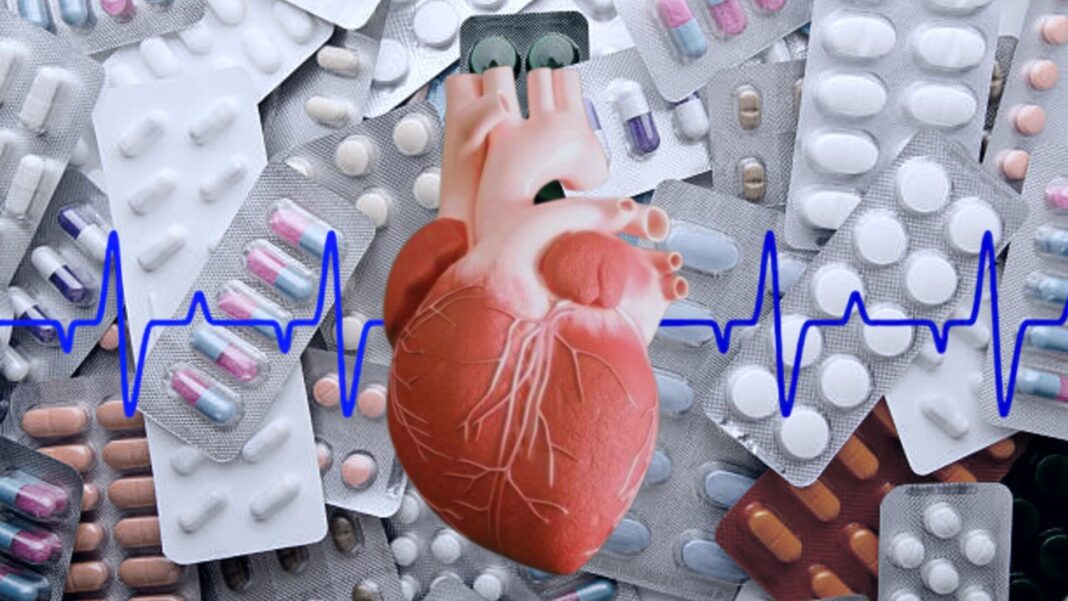 Persona midiéndose la presión arterial con un tensiómetro automático de brazo