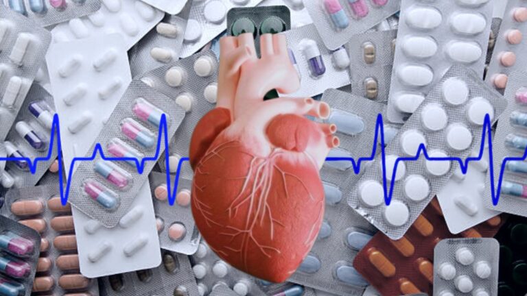 Persona midiéndose la presión arterial con un tensiómetro automático de brazo