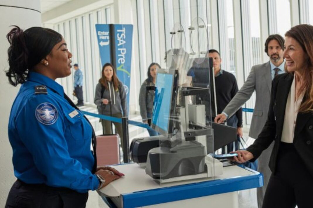 Pasajero en aeropuerto con tarjeta de embarque y documento de identidad