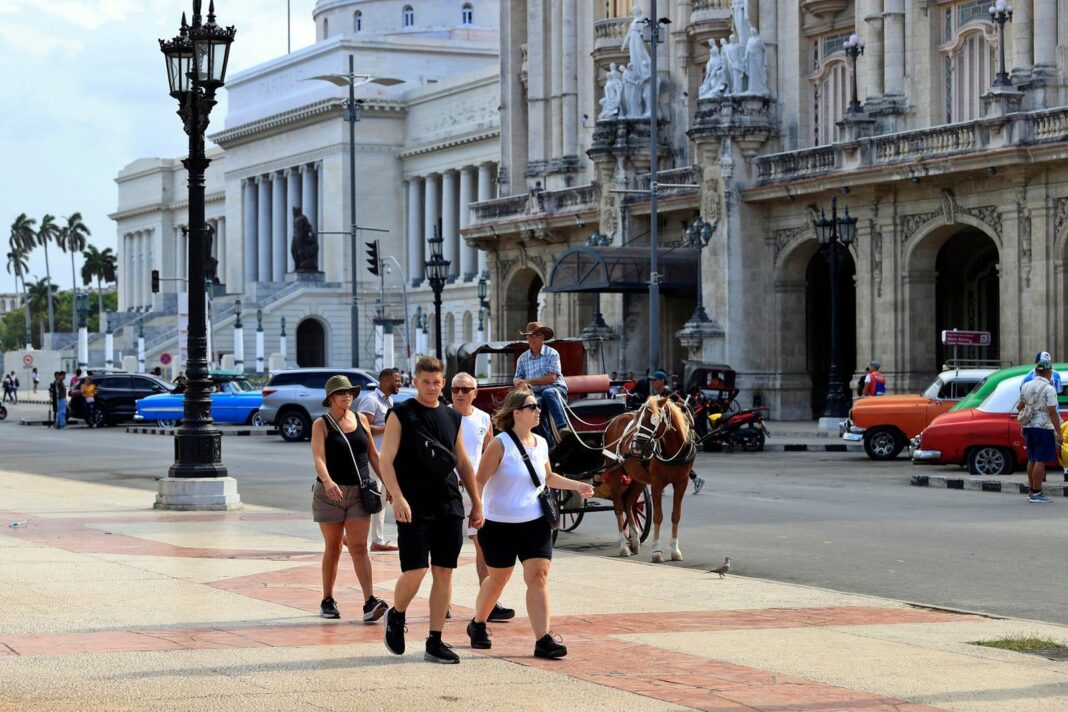 Turistas en La Habana Vieja, Cuba