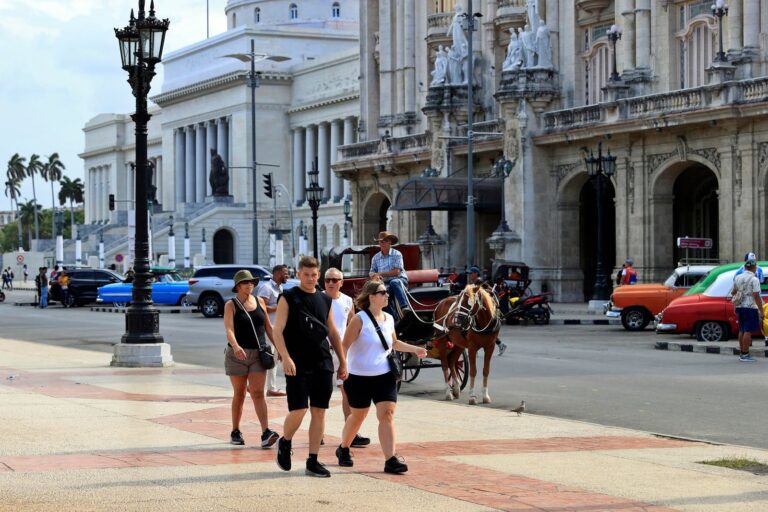 Turistas en La Habana Vieja, Cuba