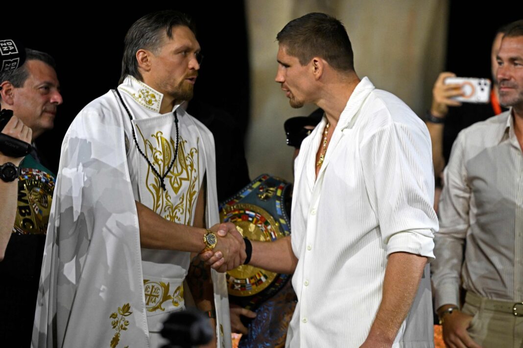 Oleksandr Usyk y Rico Verhoeben posando frente a las pirámides de Guiza antes del combate por el título del CMB