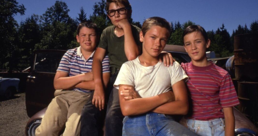 Escena de la película Stand by Me con los cuatro protagonistas caminando sobre las vías del tren