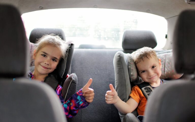 Abuelo y nietos jugando a preguntas en un auto