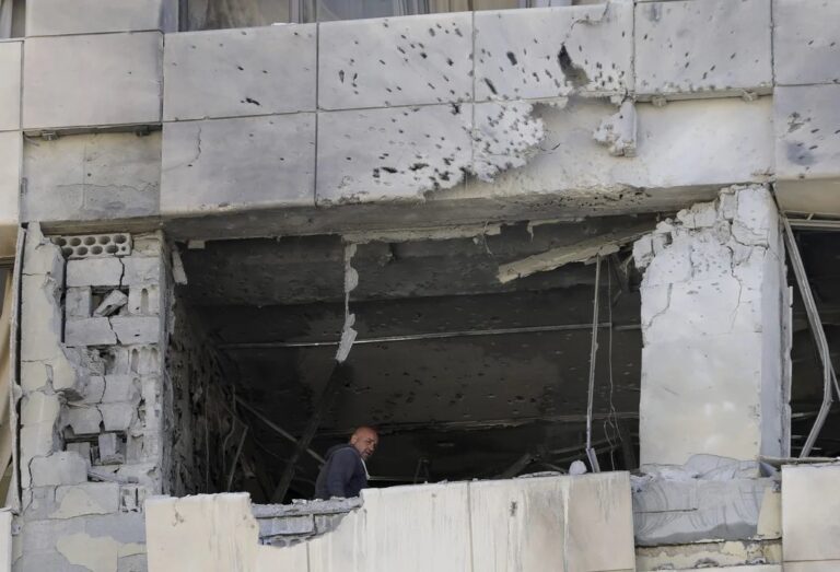 Edificios dañados en Beirut tras conflicto armado