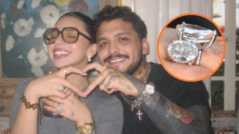 Ángela Aguilar mostrando un anillo de diamantes en su mano izquierda