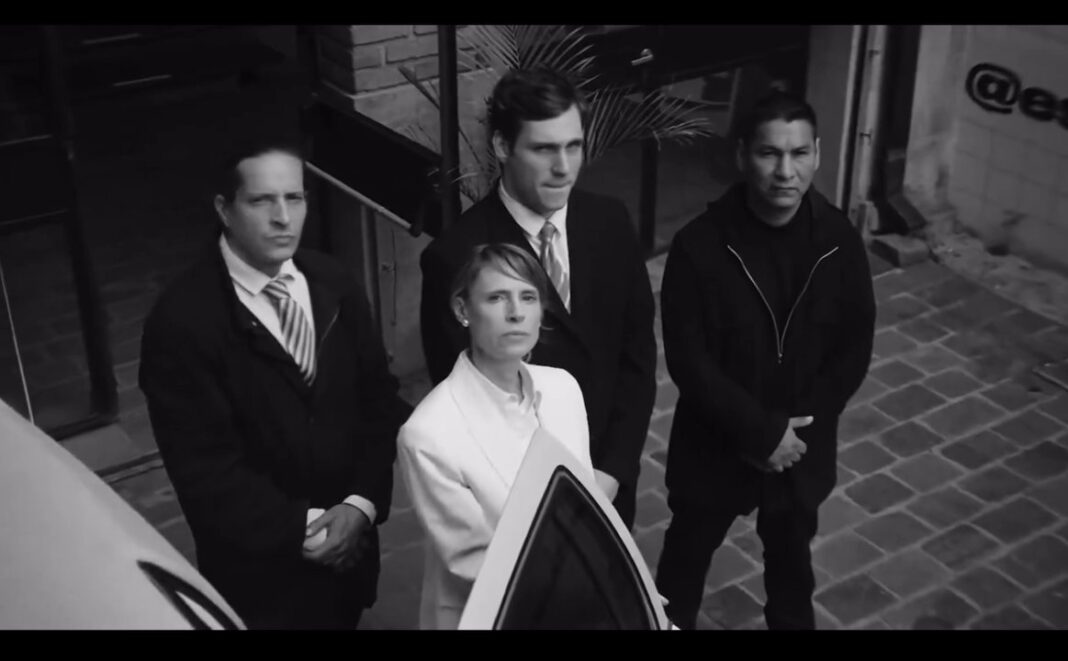 Captura del video de Gaspi en blanco y negro