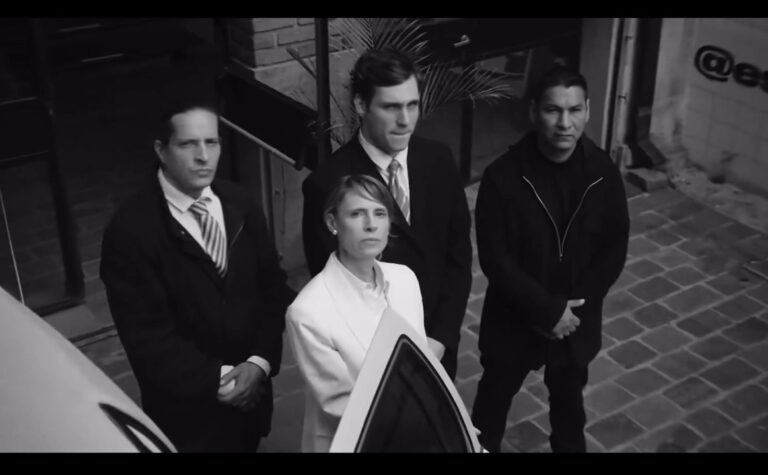Captura del video de Gaspi en blanco y negro