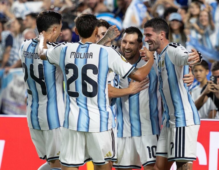 Lionel Messi celebrando un gol con la camiseta de la Selección argentina