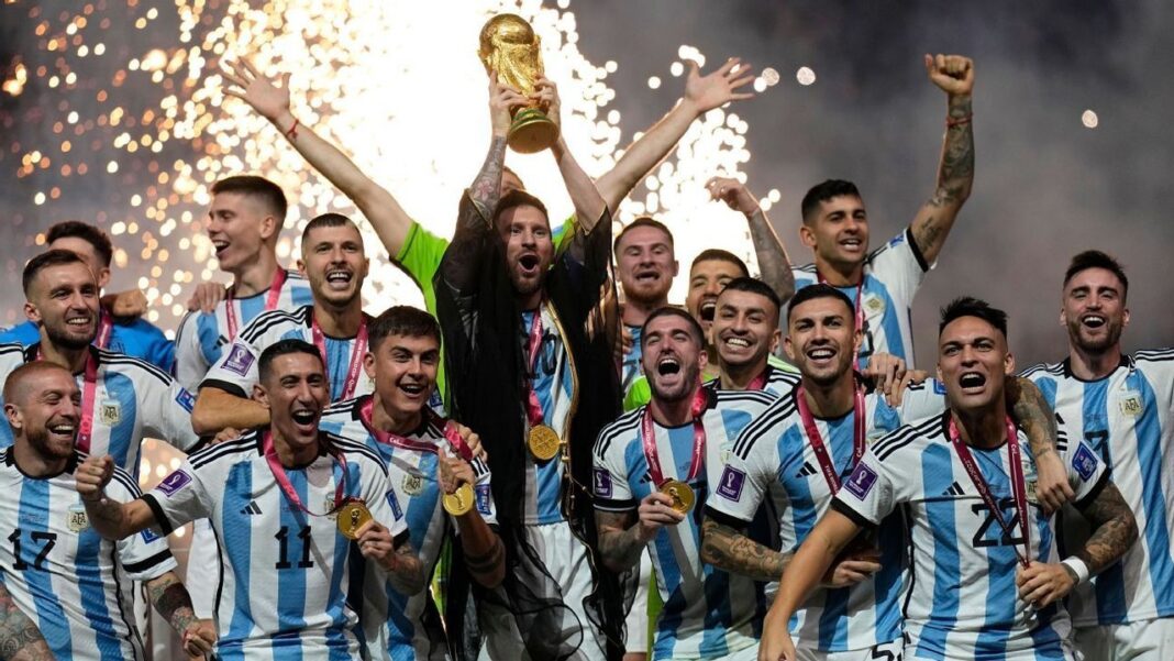 Jugadores de la Selección argentina de fútbol celebrando en la cancha