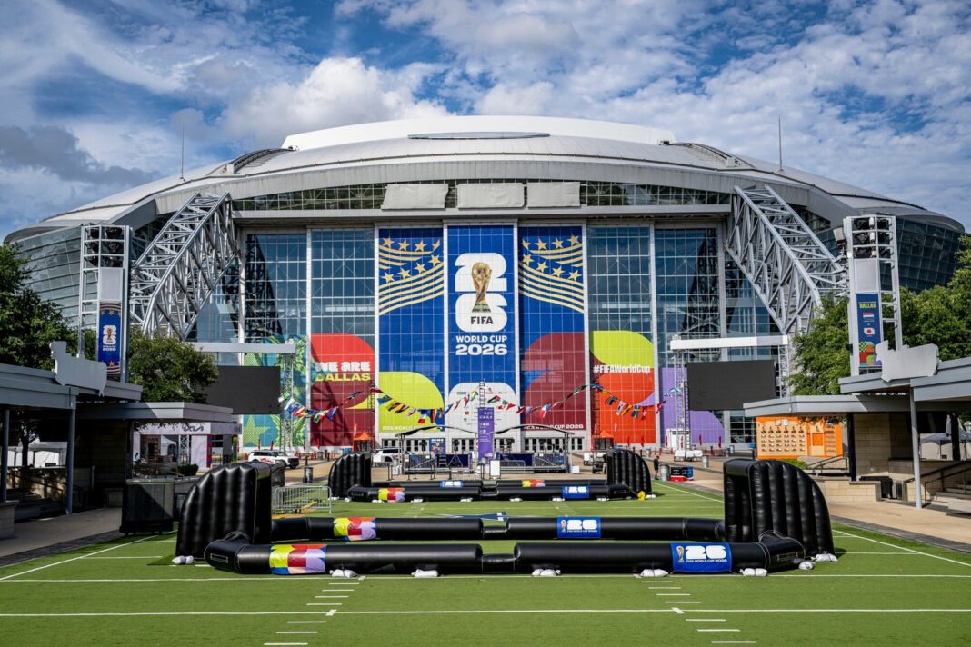 Vista del interior del AT&T Stadium con su pantalla central y techo retráctil