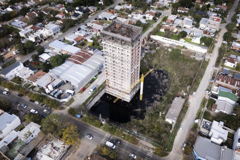 Edificio inconcluso de hormigón armado en Escobar, con grúa torre adosada