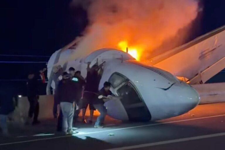 Avioneta volcada de costado contra una barrera de autopista en Laredo, Texas, con equipos de rescate trabajando
