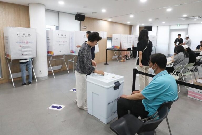 Electores peruanos en fila para votar en el balotaje presidencial