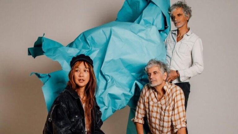 Integrantes de la banda Blonde Redhead en un escenario