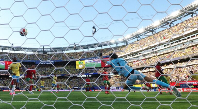 Jugadores de Brasil y Marruecos durante el partido del Grupo C del Mundial 2026 en el estadio MetLife
