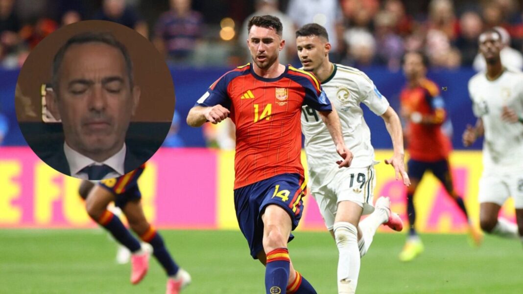 Youri Djorkaeff con los ojos cerrados en el palco del Mercedes-Benz Stadium durante el partido España vs. Arabia Saudita