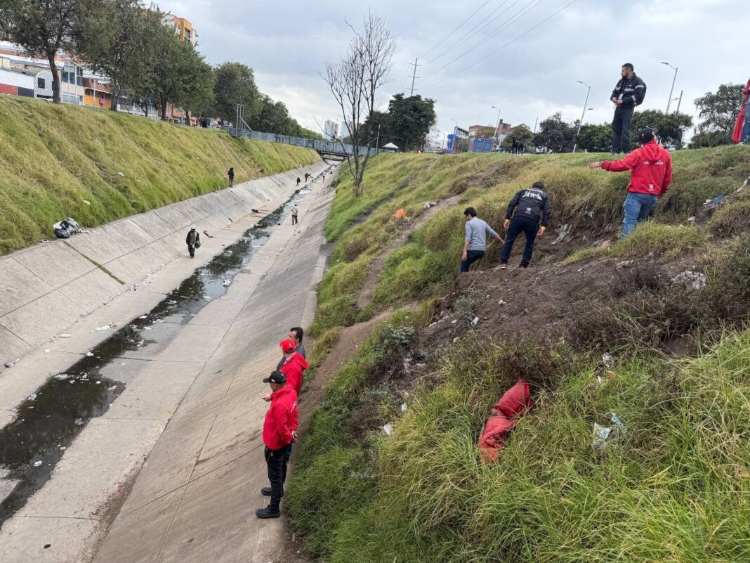 Vehículo gris caído en un caño en el barrio Galán, Bogotá