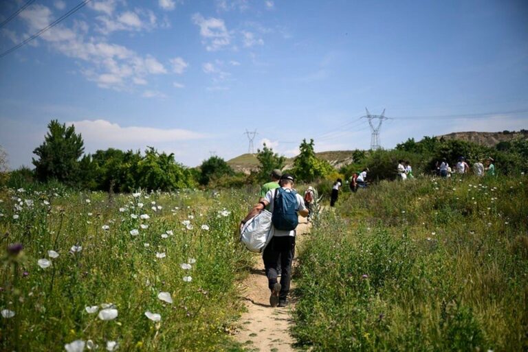 Voluntarios retirando residuos en un espacio natural durante la campaña 1m2 contra la basuraleza