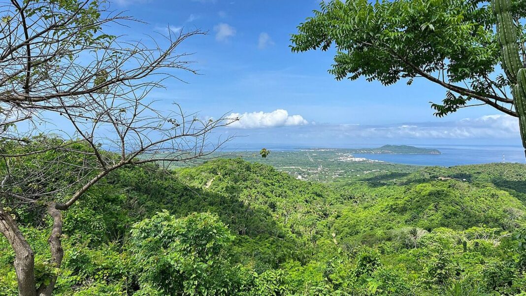 Mapa del clima en Bahía de Banderas con temperaturas y nubosidad