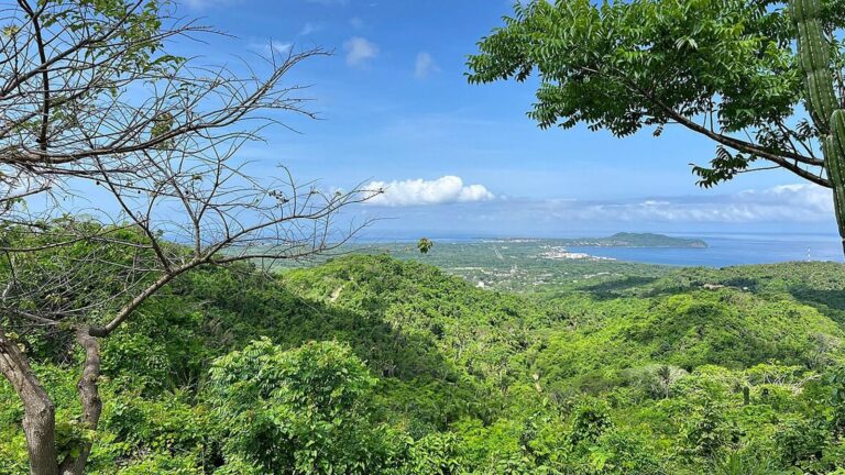 Mapa del clima en Bahía de Banderas con temperaturas y nubosidad